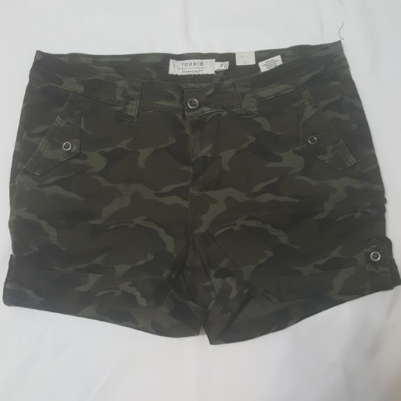 torrid Pants - Torrid military style camo short shorts Sz 18